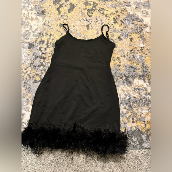 Black mini dress with feather trim - Picture 5 of 6